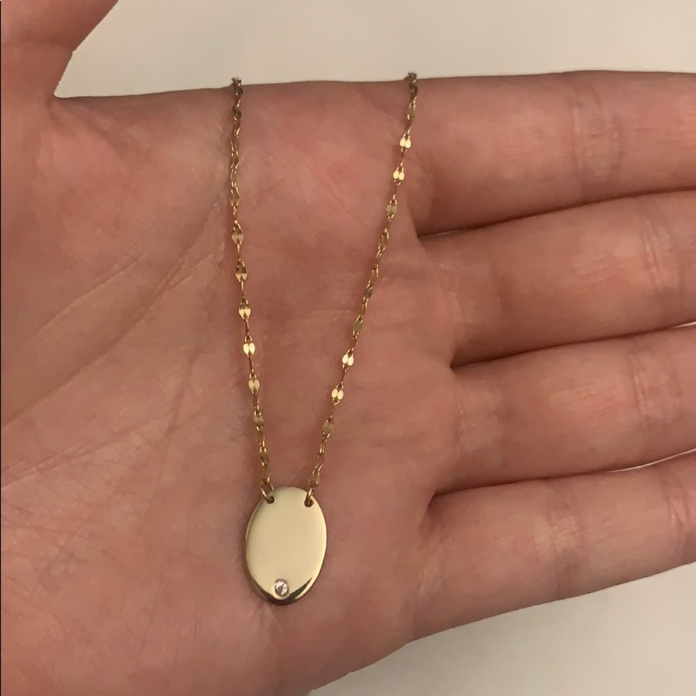 Oval pendant gold necklace